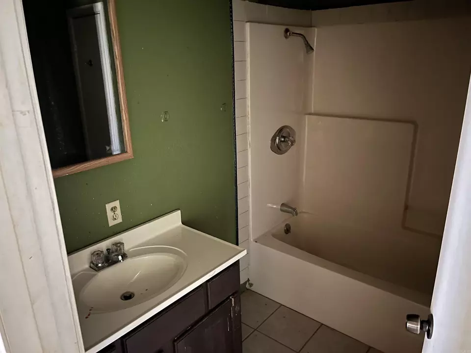Bath - 354 W Highway 70 B, De Queen, AR 71832 photo 1 of 3