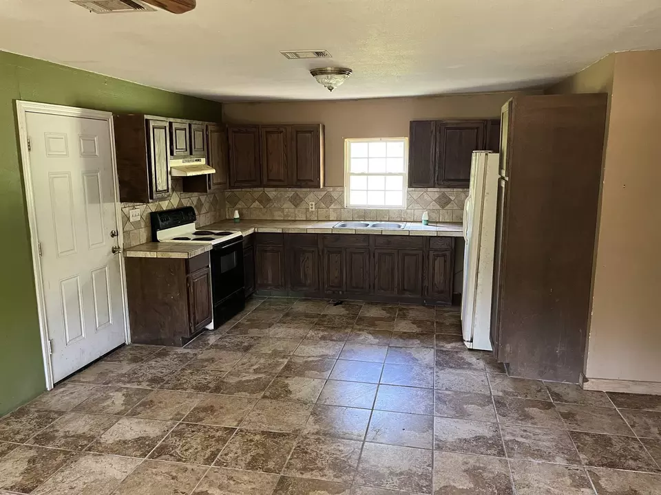 Kitchen - 354 W Highway 70 B, De Queen, AR 71832 photo 1 of 2