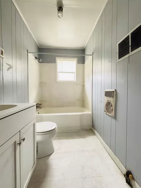 Bath - 1409 E Moore, Searcy, AR 72143 photo 3 of 3
