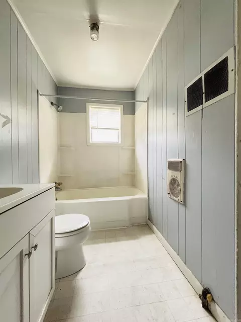 Bath - 1409 E Moore, Searcy, AR 72143 photo 2 of 3