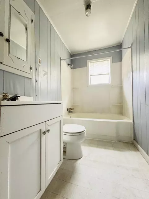 Bath - 1409 E Moore, Searcy, AR 72143 photo 1 of 3
