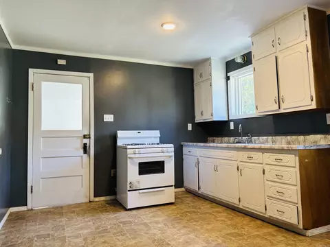 Kitchen - 1411 E Moore, Searcy, AR 72143 photo 2 of 5