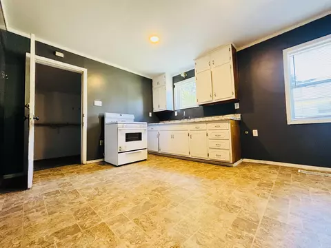 Kitchen - 1411 E Moore, Searcy, AR 72143 photo 5 of 5