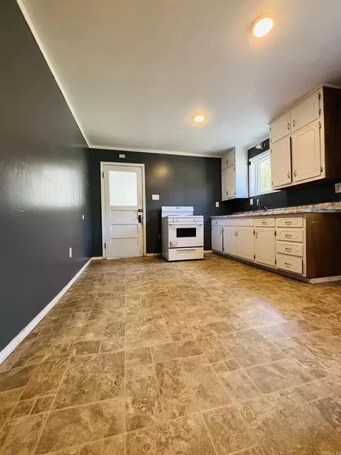 Kitchen - 1411 E Moore, Searcy, AR 72143 photo 1 of 5