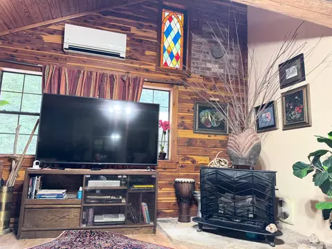 Living - 1499 Sutterfield Rd, Fox, AR 72051 photo 2 of 3