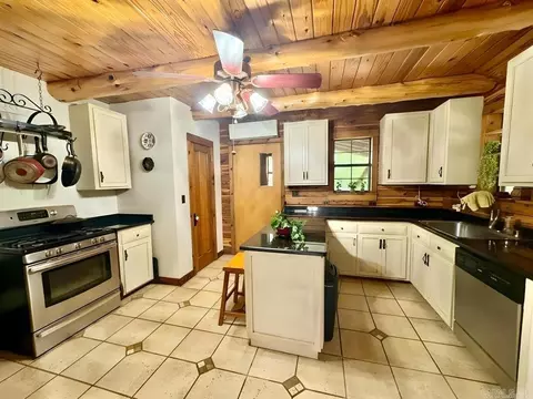 Kitchen - 1499 Sutterfield Rd, Fox, AR 72051 photo 4 of 5