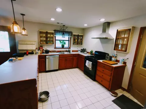Kitchen - 218 Cochran Rd, Mountain View, AR 72560 photo 2 of 4