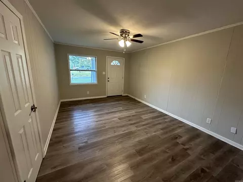 Living - 1805 Pine Bluff St, Malvern, AR 72104 photo 2 of 4
