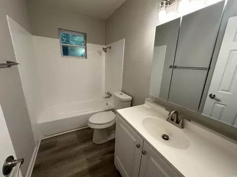 Bath - 1805 Pine Bluff St, Malvern, AR 72104 photo 1 of 7