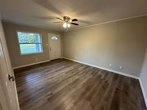 Living - 1805 Pine Bluff St, Malvern, AR 72104 photo 3 of 4