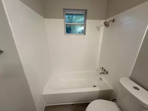 Bath - 1805 Pine Bluff St, Malvern, AR 72104 photo 3 of 7