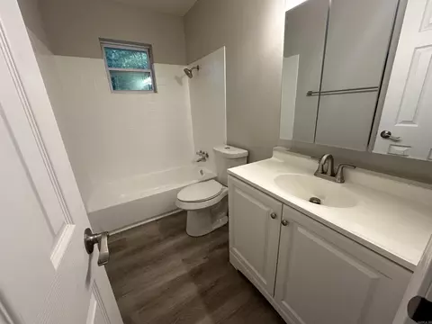 Bath - 1805 Pine Bluff St, Malvern, AR 72104 photo 2 of 7