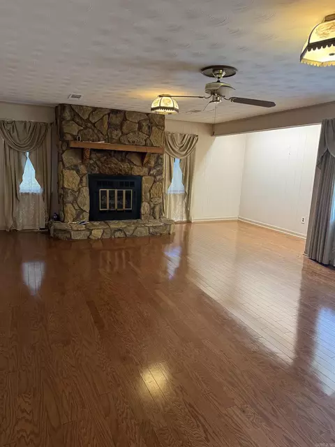 Living - 808 Barrow Dr, Pine Bluff, AR 71601 photo 2 of 3