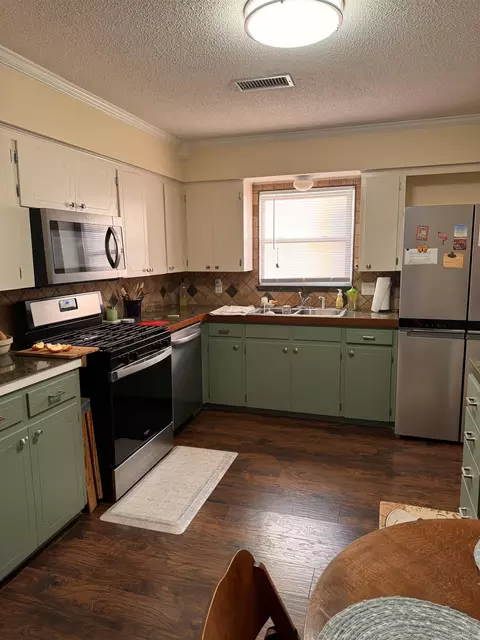 Kitchen - 416 Marion St, Benton, AR 72015 photo 2 of 3