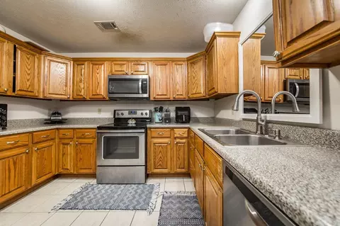 Kitchen - 100 E Lauren Rd, Searcy, AR 72143 photo 1 of 3