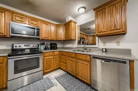 Kitchen - 100 E Lauren Rd, Searcy, AR 72143 photo 2 of 3