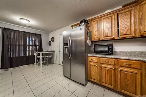 Kitchen - 100 E Lauren Rd, Searcy, AR 72143 photo 3 of 3