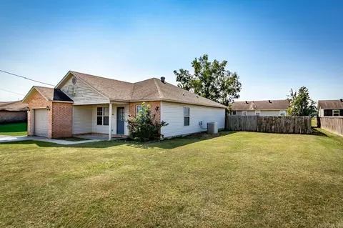 Exterior - 100 E Lauren Rd, Searcy, AR 72143 photo 4 of 7