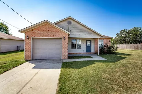 Exterior - 100 E Lauren Rd, Searcy, AR 72143 photo 1 of 7