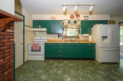 Kitchen - 199 Polk Road 414, Mena, AR 71953 photo 2 of 2