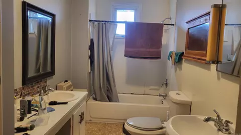 Bath - 1412 Hamilton Ave, Mena, AR 71953 photo 1 of 2