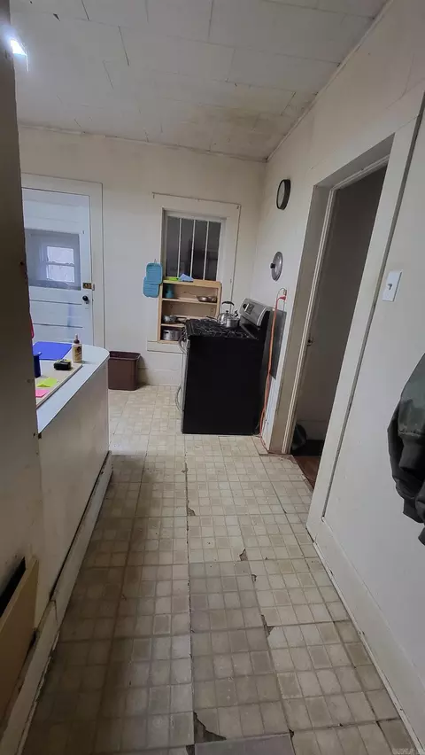 Entry Way - 1412 Hamilton Ave, Mena, AR 71953 photo 2 of 3
