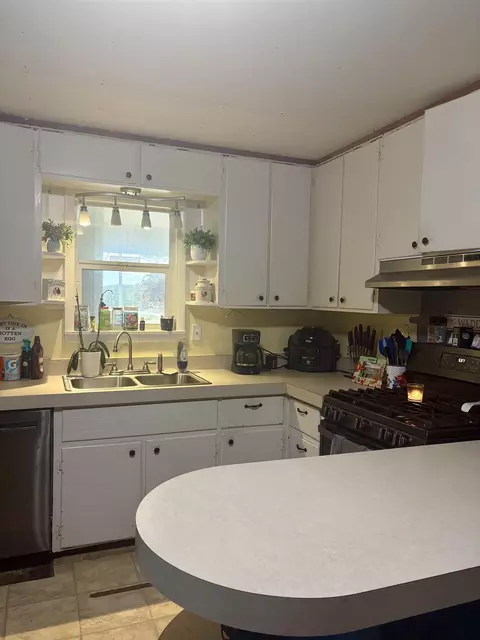 Kitchen - 782 Sidney Rd, Sidney, AR 72577 photo 2 of 3