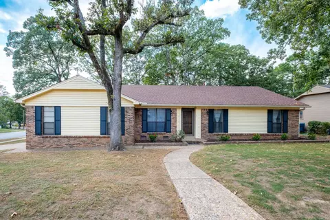 2 Wellington Ct, Little Rock, AR 72227