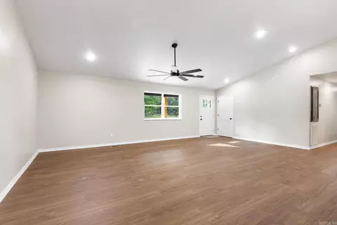 Living - 6010 Oak Leaf Dr, Harrison, AR 72601 photo 4 of 7