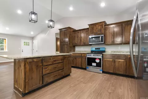 Kitchen - 6010 Oak Leaf Dr, Harrison, AR 72601 photo 3 of 7