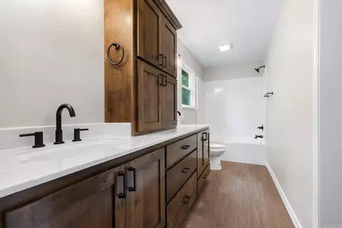 Bath - 6010 Oak Leaf Dr, Harrison, AR 72601 photo 1 of 3