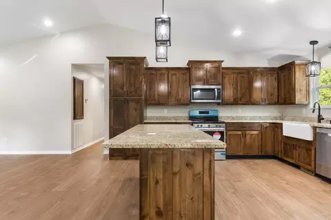 Kitchen - 6010 Oak Leaf Dr, Harrison, AR 72601 photo 2 of 7