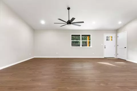 Living - 6010 Oak Leaf Dr, Harrison, AR 72601 photo 5 of 7