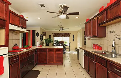 7796 Coachlight Dr, Pine Bluff, AR 71603 photo 5