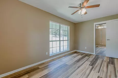 Bedroom - 2205 W Lakeview Dr, Benton, AR 72015 photo 3 of 3