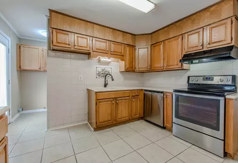 Kitchen - 2205 W Lakeview Dr, Benton, AR 72015 photo 4 of 5