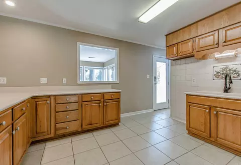 Kitchen - 2205 W Lakeview Dr, Benton, AR 72015 photo 5 of 5