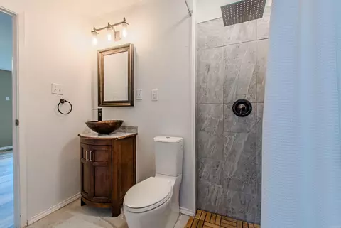 Bath - 2205 W Lakeview Dr, Benton, AR 72015 photo 2 of 3