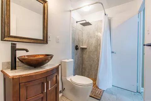 Bath - 2205 W Lakeview Dr, Benton, AR 72015 photo 1 of 3