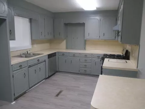 Kitchen - 1625 Circle Dr, Malvern, AR 72104 photo 2 of 2