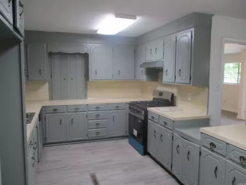 Kitchen - 1625 Circle Dr, Malvern, AR 72104 photo 1 of 2