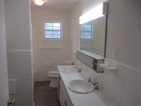 Bath - 1625 Circle Dr, Malvern, AR 72104 photo 1 of 5