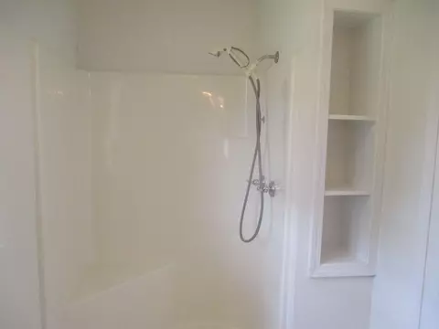 Bath - 1625 Circle Dr, Malvern, AR 72104 photo 5 of 5