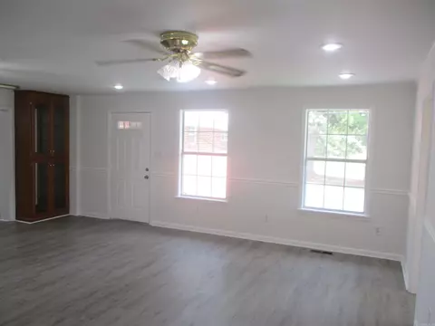 Living - 1625 Circle Dr, Malvern, AR 72104 photo 6 of 7