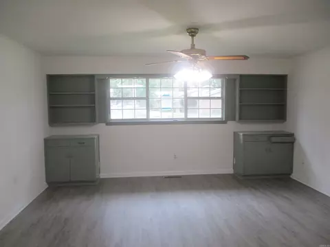 Living - 1625 Circle Dr, Malvern, AR 72104 photo 4 of 7