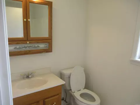 Bath - 1625 Circle Dr, Malvern, AR 72104 photo 4 of 5