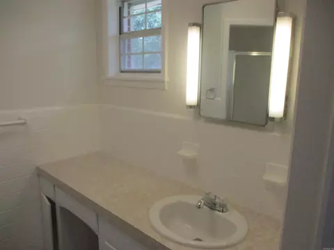 Bath - 1625 Circle Dr, Malvern, AR 72104 photo 3 of 5