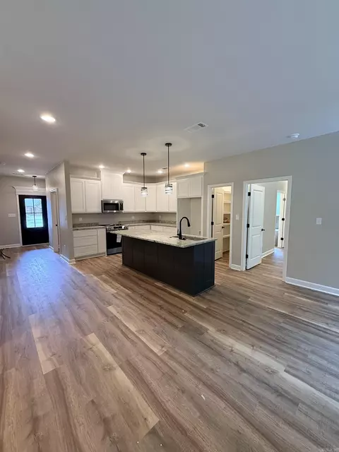 Kitchen - 370 Meadow Creek Dr, Haskell, AR 72015 photo 2 of 4