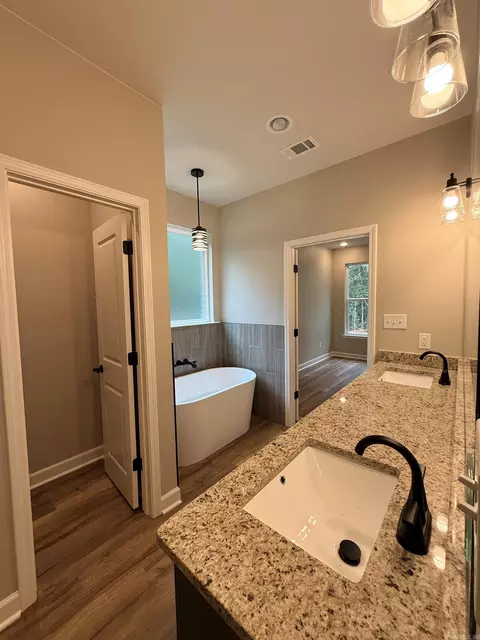 Bath - 370 Meadow Creek Dr, Haskell, AR 72015 photo 4 of 8
