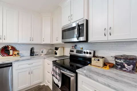 Kitchen - 1410 E Siebenmorgen Rd, Conway, AR 72032 photo 2 of 6